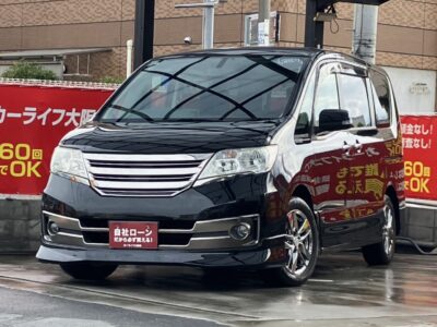 セレナ　ライダーブラックライン　S-HV　《特別仕様車グレード》　オーテックジャパンによりトータルコーディネートカスタムされた『ライダー』にダーククロムのフロントグリルやダークブラック内装パネルなどが採用された『ブラックライン』グレードの特別仕様車💎　後席はフリップダウンモニター、シートバックテーブルやWエアコンなど快適な空間👏　SDナビでBluetoothオーディオも接続可能📱　🌜大阪店専用HPも要チェック❗carlifegroup.jp で検索🕵️‍♂️　Instagram・Twitter・TikTokも随時更新中❗❗🌛《1年保証付》