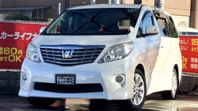 アルファード　240Ｓ　リミテッド　～前期型～　7人乗りtypeのキャプテンシート＆オットマン💺　後席はワイドフリップダウンモニター搭載でお子様も嬉しいですね🤗　障害物センサー、バックカメラで駐停車も安心🚗　キャプテンシート＆オットマンで後席はゆっくりと寛げる空間です👌　🌜大阪店専用HPも要チェック❗carlifegroup.jp で検索🕵️‍♂️　Instagram・Twitter・TikTokも随時更新中❗❗🌛《1年保証付》