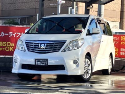 アルファード　240Ｓ　リミテッド　～前期型～　7人乗りtypeのキャプテンシート＆オットマン💺　後席はワイドフリップダウンモニター搭載でお子様も嬉しいですね🤗　障害物センサー、バックカメラで駐停車も安心🚗　キャプテンシート＆オットマンで後席はゆっくりと寛げる空間です👌　🌜大阪店専用HPも要チェック❗carlifegroup.jp で検索🕵️‍♂️　Instagram・Twitter・TikTokも随時更新中❗❗🌛《1年保証付》