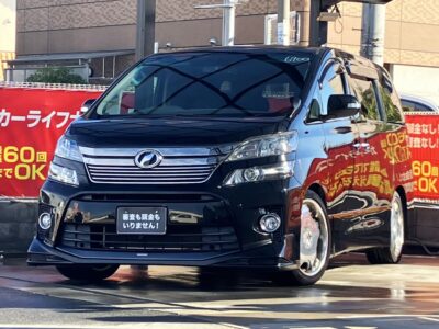 ヴェルファイア　3.5Z　Gエディション　7人乗りエグゼクティブシートの豪華な1台✨　TRD製フロントスポイラーや社外19インチAWで外装もインパクト抜群⚡　8インチサイズのナビでBluetoothオーディオ接続可能📱　バック&フロントカメラ搭載で駐停車も安心👌　とにかく内装が豪華でVIP空間となっています‼️　🌜大阪店専用HPも要チェック❗carlifegroup.jp で検索🕵️‍♂️　Instagram・Twitter・TikTokも随時更新中❗❗🌛《1年保証付》
