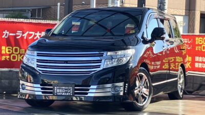 エルグランド　ライダー　黒本革シート マニュアルシート　装備豪華な1台✨　アラウンドビューモニターで全方向が映し出され駐停車も安心です👏　後席はフリップダウンモニター搭載💎　黒本革シートでキャプテンシート＆オットマン、助手席側オットマンも付いておりラグジュアリーな車内👑　ライダー専用フロントグリルや専用AWで外装も重厚感があり迫力あります💨　🌜大阪店専用HPも要チェック❗carlifegroup.jp で検索🕵️‍♂️　Instagram・Twitter・TikTokも随時更新中❗❗🌛《1年保証付》