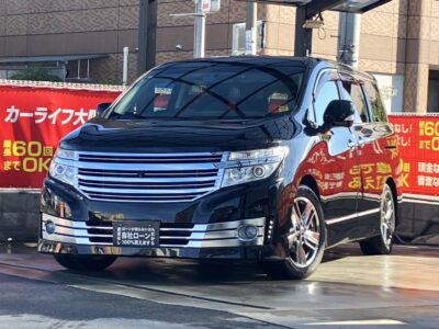 エルグランド　ライダー　黒本革シート マニュアルシート　装備豪華な1台✨　アラウンドビューモニターで全方向が映し出され駐停車も安心です👏　後席はフリップダウンモニター搭載💎　黒本革シートでキャプテンシート＆オットマン、助手席側オットマンも付いておりラグジュアリーな車内👑　ライダー専用フロントグリルや専用AWで外装も重厚感があり迫力あります💨　🌜大阪店専用HPも要チェック❗carlifegroup.jp で検索🕵️‍♂️　Instagram・Twitter・TikTokも随時更新中❗❗🌛《1年保証付》