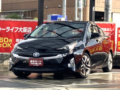 プリウス　Sツーリングセレクション　8インチナビでBluetoothオーディオ接続可能です📱　高い燃費性能で通勤・お買い物・旅行まで経済的に優しい✨　バックカメラ付きで駐車が苦手な方も後方が見えて安心🤗💫　シートヒーター搭載で寒い日の乗り始めもすぐ暖かく快適💨　🌜大阪店専用HPも要チェック❗carlifegroup.jp で検索🕵️‍♂️　Instagram・Twitter・TikTokも随時更新中❗❗🌛《1年保証付》