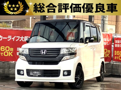N-BOX　カスタム　SSパッケージ　ターボ　【総合評価優良車】《特別仕様車グレード》　パール×ブラックの2トーンカラースタイル🔳　専用ブラックAWや赤ステッチのシートなど装備もGood👍　バックカメラも付いていて駐停車も安心です🙌　ターボ搭載で力強い走りが可能💥　🌜大阪店専用HPも要チェック❗carlifegroup.jp で検索🕵️‍♂️　Instagram・Twitter・TikTokも随時更新中❗❗🌛《1年保証付》