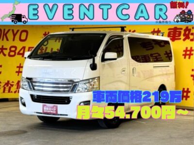 CARAVAN　 NV350キャラバン　ロングプレミアムGX　社外15インチホイール+ライダー風メッキグリルで飽きの来ない仕上がりです✨純正SDナビ🗾地デジフルセグTV📺ブルートゥース接続可能😆　スマートキー＆プッシュスタート機能付きで楽々エンジンスタート🔥　オートクローザー付き両側スライドドアで万が一の閉め忘れも防止できます🚗　駐車や切り返しの際にも安心のバックカメラ付👀　🌛TOKYO店専用HPにて更新中❗ carlifegroup.tokyo.jpで検索🕵️‍♂️🌛《1年保証》