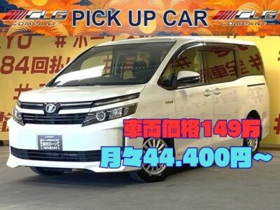 VOXY　ヴォクシーHV　V　【車検2年付】純正メモリーナビ🎶地デジフルセグTV＆DVD走行中視聴可能！＆Bluetoothでスマホから音楽再生可能です💖置くだけワイヤレス充電器機能付き😊　バックカメラ付きで安全に駐車可能📸　両側パワースライドドアで乗り降り&荷物の出し入れ等もラクラク✨　LEDヘッドライト&フォグランプで夜間でも明るく照らしてくれます🌞　スマートキー&プッシュスタートで楽々エンジンスタート！　車検2年付　🌛TOKYO店専用HPにて更新中✨carlifegroup.tokyo.jpで検索🕵️‍♂️🌛《1年保証》