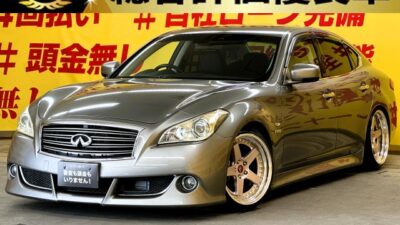FUGA 　フーガ　ハイブリッド　【総合評価優良車】【カスタム】【車検２年付】人気のフーガHVカスタムが入庫😎👑純正オプションエアロフォルムフロント大型バンパー装着👑２本出しマフラー＆ARROWZ車高調＆WORK１９インチAW（塗装済み）カスタム車両👑安心装備のバック・サイドカメラつき📸レーダークルーズコントロール&ビルトインETCで高速道路でも大活躍😍高級感溢れるウッド調パネル＆本革シート＆前席パワーシートタイプ＆助手席オットマンシート💺シートエアコン＆シートヒーター付快適装備多数🎉夜間でも明るいHIDヘッドライト&フォグランプ🔦🌜TOKYO店専用HPにて随時更新中❗ carlifegroup.tokyo.jpで検索🕵️‍♂️🌛《1年保証付》
