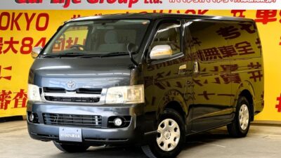 ハイエース　スーパーGLロング　【車検1年付】ハイエースの定番グレードースーパーＧＬ入庫です😆ビルシュタインショック✨リアエアコン＆リアヒーター装備💫積載性は驚きの１０００ｋｇまで！！仕事道具をたくさん積めるので新しく事業をされる方にもおススメな1台です‼️大きな車体でもラクラクなフロント・リアアンダーミラー付いてます✨キーレス＆ETC装備🌜TOKYO店専用HPにて更新中❗ carlifegroup.tokyo.jpで検索🕵️‍♂️🌛