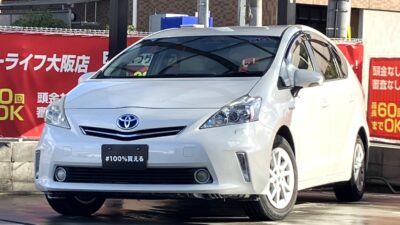 プリウスα　S　社外9インチナビ📺大画面で映像を楽しめます🥳　前後ドライブレコーダー🎥もあり、安心装備搭載🔧　3列シートの7人乗りtypeで、HYBRIDの低燃費で、大人数の移動にも最適の車両です🚘　フリップダウンモニター付きで2.3列目も退屈しません📱　🌜大阪店専用HPも要チェック❗carlifegroup.jp で検索🕵️‍♂️　Instagram・Twitter・TikTokも随時更新中❗❗🌛《1年保証付》