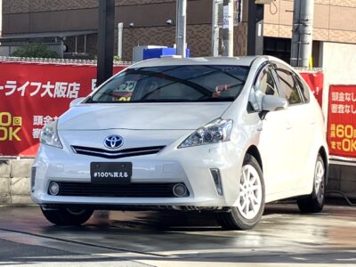 プリウスα　S　社外9インチナビ📺大画面で映像を楽しめます🥳　前後ドライブレコーダー🎥もあり、安心装備搭載🔧　3列シートの7人乗りtypeで、HYBRIDの低燃費で、大人数の移動にも最適の車両です🚘　フリップダウンモニター付きで2.3列目も退屈しません📱　🌜大阪店専用HPも要チェック❗carlifegroup.jp で検索🕵️‍♂️　Instagram・Twitter・TikTokも随時更新中❗❗🌛《1年保証付》