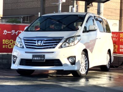 アルファード　240S　Cパッケージ　《ワンオーナー》　電動オットマン付きエグゼクティブシートで足を伸ばしてくつろげる上級仕様✨　パワーバックドアでリアゲートの開閉もワンタッチで可能🎵　障害物センサーやバックカメラ搭載で車体が大きくても駐車安心🙆‍♀️✌️　9インチサイズの大画面ナビでBluetoothオーディオなども接続できます👌　🌜大阪店専用HPも要チェック❗carlifegroup.jp で検索🕵️‍♂️　Instagram・Twitter・TikTokも随時更新中❗❗🌛《1年保証付》