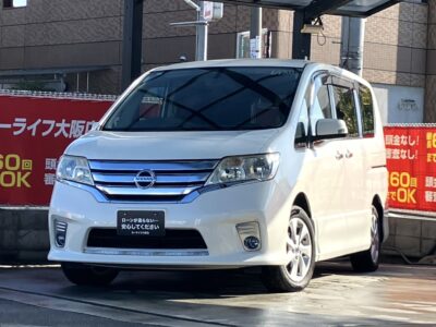 セレナ　HWS　Vセレクション 　快適装備が多彩で人気なミニバン✨　純正SDナビでフルセグTV・DVD視聴やBluetoothオーディオも接続可能📱　後席はシートバックテーブルやサンシェード、Wエアコンなど快適にお乗り頂けます🤩　中央座席がロングスライド可能なマルチセンターシートでシートアレンジも多彩💺　🌜大阪店専用HPも要チェック❗carlifegroup.jp で検索🕵️‍♂️　Instagram・Twitter・TikTokも随時更新中❗❗🌛《1年保証付》