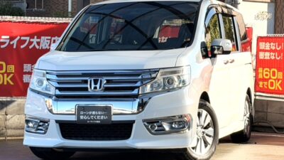 ステップワゴン　スパーダZ　～後期型～　純正9インチの大画面ナビで迫力あります📺　Bluetoothハンズフリーにてお電話可能です📞　後席はフリップダウンモニター搭載でお子様連れの方にもオススメ✨　外装はフロントにメッキが多く使われておりインパクトもあります⚡　🌜大阪店専用HPも要チェック❗carlifegroup.jp で検索🕵️‍♂️　Instagram・Twitter・TikTokも随時更新中❗❗🌛《1年保証付》