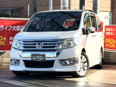 ステップワゴン　スパーダZ　～後期型～　純正9インチの大画面ナビで迫力あります📺　Bluetoothハンズフリーにてお電話可能です📞　後席はフリップダウンモニター搭載でお子様連れの方にもオススメ✨　外装はフロントにメッキが多く使われておりインパクトもあります⚡　🌜大阪店専用HPも要チェック❗carlifegroup.jp で検索🕵️‍♂️　Instagram・Twitter・TikTokも随時更新中❗❗🌛《1年保証付》