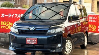 ヴォクシー HV V オプションカラーの「ブラッキッシュアゲハガラスフレーク」💎 天候や光の当たり方によって色々な表情を見せてくれる魅力的なカラーです🌈 9インチ大画面ナビでBluetoothオーディオも接続可能📱 デュアルエアコン、Wエアコンやワンタッチオートスライドドアなど快適装備も充実✨ 後席はフリップダウンモニター搭載でお子様も嬉しいですね🤩 🌜大阪店専用HPも要チェック❗carlifegroup.jp で検索🕵️♂️ Instagram・Twitter・TikTokも随時更新中❗❗🌛《1年保証付》