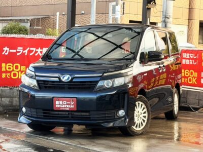 ヴォクシー　HV　V　オプションカラーの「ブラッキッシュアゲハガラスフレーク」💎　天候や光の当たり方によって色々な表情を見せてくれる魅力的なカラーです🌈　9インチ大画面ナビでBluetoothオーディオも接続可能📱　デュアルエアコン、Wエアコンやワンタッチオートスライドドアなど快適装備も充実✨　後席はフリップダウンモニター搭載でお子様も嬉しいですね🤩　🌜大阪店専用HPも要チェック❗carlifegroup.jp で検索🕵️‍♂️　Instagram・Twitter・TikTokも随時更新中❗❗🌛《1年保証付》