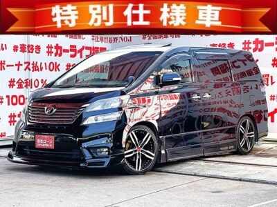 VELLFIRE　ヴェルファイア2.4Z　プラチナセレクションⅡタイプゴールド　【特別仕様車】】【カスタム】✨注目を集める社外スポイラー・ダウンサス・20インチAW装着✨純正HDDナビ🗾８インチモニター・フルセグTV📺DVD📀後席にフリップダウンモニター搭載🖥️ウォークスルー・キャプテンシート💺オットマンなど高級感溢れる室内😊もちろん両側パワースライドドア・パワーバックドアも装備‼️車検2年付・納車時新品タイヤ装着🚗福岡店専用HPでも在庫確認可能‼✨ 【carlifegroup.fukuoka.jp/】で検索🕵️‍♂️