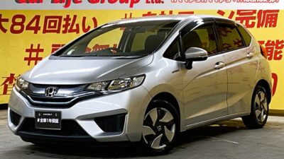FIT フィットHV Fパッケージ ホンダのコンパクトハイブリッドカー・フィットHV✨ カロッツェリアSDナビ装着済!!Bluetooth・フルセグ内蔵📺 街乗りも長距離ドライブもラクラク車両です(^_-)-☆ 低燃費で経済性抜群💫ラゲッジスペースも広々お使いいただけます♪パネル式オートエアコン装備🌊使いやすさ&オシャレ✨高速時も楽々ETC装備😎🌛TOKYO店専用HPにて更新中❗ carlifegroup.tokyo.jpで検索🕵️♂️🌛