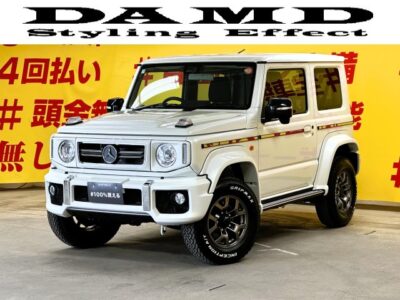 JIMNY ジムニー シエラ　littleG JC【カスタム】【４ＷＤ】DAMD✕カーライフ＂新車コンプリートカー＂💎メルセデスベンツ・Gクラス（ゲレンデ）仕様・オリジナリティの１台💎マイナーチェンジ改良後４型モデル＂💎人気殺到のパールカラー再入庫🌈ゲレンデ最大のポイント👆ボンネットウインカー付💡純正ケンウッドメモリーナビ🗾装着！ＣＤ📀ＤＶＤ💿Ｂｌｕｅｔｏｏｔｈ🎶📞フルセグＴＶ📺バックカメラ付📸純正オプションフロアマット取付済み👌ホワイトレーターＡＴタイヤでボリュームＵＰ・エアロで高級感と力強さもアピール🔥ベンツエンブレム装着済💎車検たっぷりのＲ１０年９月マデ😲自社ローン・提携ローン💰各種オートローン完備🏧🌛TOKYO店専用HPにて更新中❗ carlifegroup.tokyo.jpで検索🕵️‍♂️🌛