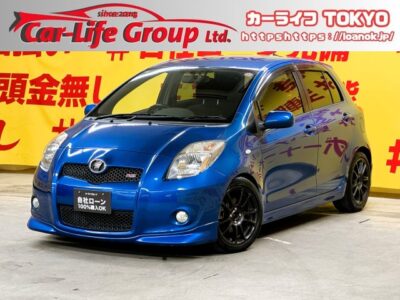 VITZ　ヴィッツ　RS　【５MT】直列4気筒DOHCの5速マニュアルでとっても軽快な走りをしてくれる楽しい一台！！　TEIN車高調＆社外マフラー＆社外１6インチアルミホイール装着で見た目も走りもバッチリ👍  夜間走行も安心のHIDヘッドライト🔦 月々2万円台～購入可能！　 🌜TOKYO店専用HPにて随時更新中❗ carlifegroup.tokyo.jpで検索🕵️‍♂️🌛《1年保証付》