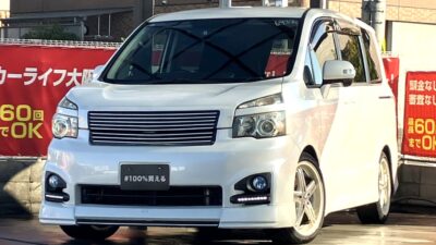 ヴォクシー　ZS　《ユーザー買取車》　2列目回転シートだから車内で家族や同乗者と向かい合わせで会話が楽しめる🎵　フリップダウンモニター付きで長距離のドライブも楽しめ、お子様連れも最適✨　フロントエアロ＆LEDデイライトで見た目もスタイリッシュ🤗　デュアルエアコンで運転席・助手席それぞれ快適な温度設定が可能✌️　🌜大阪店専用HPも要チェック❗carlifegroup.jp で検索🕵️‍♂️　Instagram・Twitter・TikTokも随時更新中❗❗🌛《1年保証付》