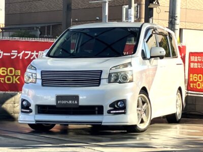 ヴォクシー　ZS　《ユーザー買取車》　2列目回転シートだから車内で家族や同乗者と向かい合わせで会話が楽しめる🎵　フリップダウンモニター付きで長距離のドライブも楽しめ、お子様連れも最適✨　フロントエアロ＆LEDデイライトで見た目もスタイリッシュ🤗　デュアルエアコンで運転席・助手席それぞれ快適な温度設定が可能✌️　🌜大阪店専用HPも要チェック❗carlifegroup.jp で検索🕵️‍♂️　Instagram・Twitter・TikTokも随時更新中❗❗🌛《1年保証付》