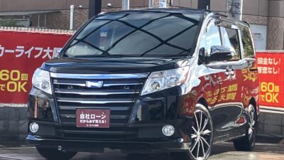 ノア　HV　G　10インチ大画面ナビで迫力のある映像でBluetoothオーディオも接続可能です🎶　フリップダウンモニター搭載で後席でも映像をお楽しみいただけます📺　キャプテンシートの7人乗りtypeで2列目はサンシェードも付いているので小さなお子様も快適に乗れます🙌　ダウンサス&社外18インチAWで外装もインパクトあります⚡　🌜大阪店専用HPも要チェック❗carlifegroup.jp で検索🕵️‍♂️　Instagram・Twitter・TikTokも随時更新中❗❗🌛《1年保証付》