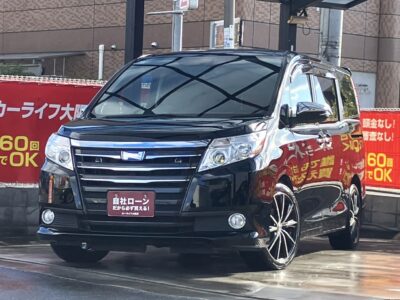 ノア　HV　G　10インチ大画面ナビで迫力のある映像でBluetoothオーディオも接続可能です🎶　フリップダウンモニター搭載で後席でも映像をお楽しみいただけます📺　キャプテンシートの7人乗りtypeで2列目はサンシェードも付いているので小さなお子様も快適に乗れます🙌　ダウンサス&社外18インチAWで外装もインパクトあります⚡　🌜大阪店専用HPも要チェック❗carlifegroup.jp で検索🕵️‍♂️　Instagram・Twitter・TikTokも随時更新中❗❗🌛《1年保証付》