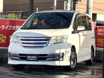 セレナ　ライダー　S-HV　 大好評の低価格ハイブリッドミニバン✨　各所にオーテックメッキパーツが施されたカスタムカー「ライダー」💎　フリップダウンモニターも付いていてお子様連れのご家族様も大満足ですね✨　シートバックテーブルやサンシェード、Wエアコンなど大人数でも快適にお乗り頂けます⛺　Bluetoothオーディオ接続可能の8インチナビも付いています📱　🌜大阪店専用HPも要チェック❗carlifegroup.jp で検索🕵️‍♂️　Instagram・Twitter・TikTokも随時更新中❗❗🌛《1年保証付》