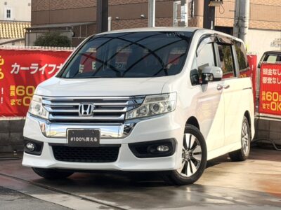 ステップワゴン　Z　インターナビセレクション　～後期型～　スパーダ専用フロントグリルやAWなど存在感もあってカッコイイ外装✨　3列目は床下格納シートなので広々とした荷室になります👏　クルーズコントロール搭載で高速道路や長時間の運転も楽々可能です🚗　ホンダ独自の低床・低重心パッケージで乗りやすさにもこだわったミニバンです💎　🌜大阪店専用HPも要チェック❗carlifegroup.jp で検索🕵️‍♂️　Instagram・Twitter・TikTokも随時更新中❗❗🌛《1年保証付》