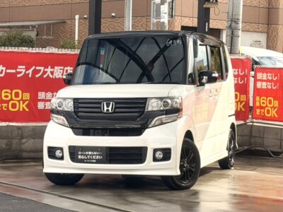N-BOXカスタム　G・Aパッケージ　パール×ブラックの2トーンカラースタイル🔳　専用ブラックAWやブラックグリルなど装備もGood👍　バックカメラも付いていて駐停車も安心です🙌　フルセグTV視聴やBluetoothオーディオ接続可能のナビも付いています📱　🌜大阪店専用HPも要チェック❗carlifegroup.jp で検索🕵️‍♂️　Instagram・Twitter・TikTokも随時更新中❗❗🌛《1年保証付》