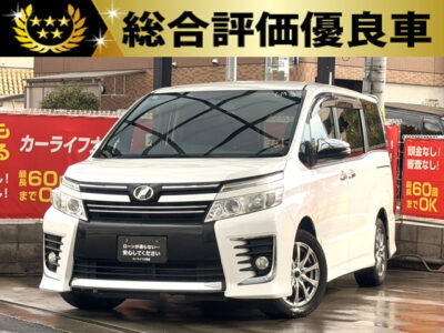 ヴォクシー　ZSキラメキ　【総合評価優良車】【特別仕様車グレード】　～7人乗りtype～　人気の80系ヴォクシー💎　ZSグレードでエアロフォルムなど存在感もありデザイン性抜群✨️　後席フリップダウンモニター搭載でお子様も嬉しいですね🤗　社外SDナビでBluetoothオーディオ視聴可能🎵　7人乗りのためキャプテンシートでゆったり座れて、ウォークスルーも可能です💺　🌜大阪店専用HPも要チェック❗carlifegroup.jp で検索🕵️‍♂️　Instagram・Twitter・TikTokも随時更新中❗❗🌛《1年保証付》