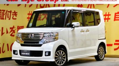 N-BOX カスタムGターボパッケージ 【4WD】"最上級グレード"人気車種Nシリーズ・ハイトワゴン・パールカラー再入庫"🔥ハイパワーのターボ&4WDモデル🔥両側パワースライドドアで乗り降りラクラク、荷物の出し入れラクチン😊ストラーダSDナビ🗾DVD💿Bluetooth📱📞🎶地デジワンセグTV内蔵型📺二列目は様々なシートアレンジ可能で使い勝手バツグン😎バック駐車時に安心なバックカメラ付✨夜間でも明るいHIDヘッドライト&フォグランプ🔦デザイン性のあるブルーLEDデイライト付!納車時新品タイヤ装着🛞車検2年付🌛TOKYO店専用HPにて更新中❗ carlifegroup.tokyo.jpで検索🕵️♂️🌛《1年保証》