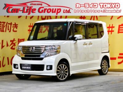 N-BOX　カスタムGターボパッケージ　【4WD】【ターボ車】＂最上級グレード＂人気車種Nシリーズ・ハイトワゴン・パールカラー再入庫＂🔥ハイパワーのターボ＆４ＷＤモデル🔥両側パワースライドドアで乗り降りラクラク、荷物の出し入れラクチン😊ストラーダＳＤナビ🗾ＤＶＤ💿Ｂｌｕｅｔｏｏｔｈ📱📞🎶地デジワンセグＴＶ内蔵型📺二列目は様々なシートアレンジ可能で使い勝手バツグン😎バック駐車時に安心なバックカメラ付✨夜間でも明るいＨＩＤヘッドライト&フォグランプ🔦デザイン性のあるブルーＬＥＤデイライト付！納車時新品タイヤ装着🛞車検２年付🌛TOKYO店専用HPにて更新中❗ carlifegroup.tokyo.jpで検索🕵️‍♂️🌛《1年保証》