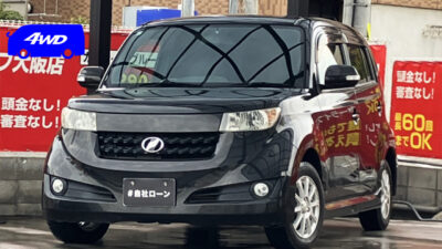 bB　ZエアロＧパッケージ　4ＷＤ　大きくスライドダウンするリラックス（休息）モード機能付フロントシート💺　純正の室内イルミネーションスイッチでブルーLEDが多数使われており車内は夜とても幻想的な空間になります🌃　Bluetoothオーディオ接続やドライブレコーダーも連動の社外ナビ付いています📲　🌜大阪店専用HPも要チェック❗carlifegroup.jp で検索🕵️‍♂️　Instagram・Twitter・TikTokも随時更新中❗❗🌛　《1年保証付》