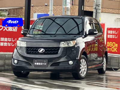 bB　ZエアロＧパッケージ　4ＷＤ　大きくスライドダウンするリラックス（休息）モード機能付フロントシート💺　純正の室内イルミネーションスイッチでブルーLEDが多数使われており車内は夜とても幻想的な空間になります🌃　Bluetoothオーディオ接続やドライブレコーダーも連動の社外ナビ付いています📲　🌜大阪店専用HPも要チェック❗carlifegroup.jp で検索🕵️‍♂️　Instagram・Twitter・TikTokも随時更新中❗❗🌛　《1年保証付》