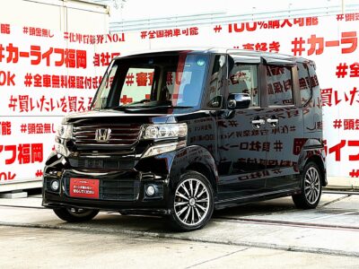 N-BOX　カスタム　Ｇターボパッケージ　【車検2年付】＂人気車種Nシリーズ・ハイトワゴン・ブラックカラー再入庫＂🔥ハイパワーのターボモデル🔥イクリプスメモリー🗾ＤＶＤ💿地デジワンセグＴＶ内蔵型📺走行中視聴可能📺両側パワースライドドアで乗り降りラクラク、荷物の出し入れラクチン😊二列目は様々なシートアレンジ可能で使い勝手バツグン📀バック駐車時に安心なバックカメラ付✨夜間でも明るいＨＩＤヘッドライト&フォグランプ🔦デザイン性のあるブルーＬＥＤデイライト付！”１年保証付”🚗福岡店専用HPでも在庫確認可能‼✨【carlifegroup.fukuoka.jp/】で検索🕵️‍♂️