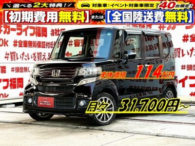 N-BOX　カスタム　Ｇターボパッケージ　【車検2年付】＂人気車種Nシリーズ・ハイトワゴン・ブラックカラー再入庫＂🔥ハイパワーのターボモデル🔥イクリプスメモリー🗾ＤＶＤ💿地デジワンセグＴＶ内蔵型📺走行中視聴可能📺両側パワースライドドアで乗り降りラクラク、荷物の出し入れラクチン😊二列目は様々なシートアレンジ可能で使い勝手バツグン📀バック駐車時に安心なバックカメラ付✨夜間でも明るいＨＩＤヘッドライト&フォグランプ🔦デザイン性のあるブルーＬＥＤデイライト付！”１年保証付”🚗福岡店専用HPでも在庫確認可能‼✨【carlifegroup.fukuoka.jp/】で検索🕵️‍♂️