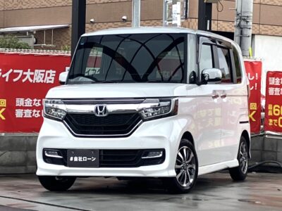 N-BOXカスタム　G・Lホンダセンシング　優れた走行性能・低燃費・乗り心地を実現🍃　先進の安全運転支援システム「ホンダ センシング」を採用し後方誤発進抑制機能も搭載👏　ミラー一体型の前後投影ドライブレコーダーで万が一の際も安心💎　内外装共に進化したN-BOXです🤩　🌜大阪店専用HPも要チェック❗carlifegroup.jp で検索🕵️‍♂️　Instagram・Twitter・TikTokも随時更新中❗❗🌛《1年保証付》