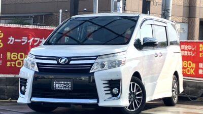 ヴォクシー　ZS　煌　人気の高い80系ヴォクシーZS⚡　7人乗りtypeキャプテンシートで車内の移動やVIP感もUP✨　ZSグレードなので重厚感のある外装がカッコイイ🤩　前後ドライブレコーダーも搭載されています📸　左右独立温度調整のデュアルエアコンや後席サンシェードや横にも動く2列目シートで快適、便利な車内空間です🙌　🌜大阪店専用HPも要チェック❗carlifegroup.jp で検索🕵️‍♂️　Instagram・Twitter・TikTokも随時更新中❗❗🌛《1年保証付》