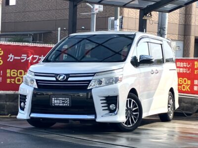 ヴォクシー　ZS　煌　人気の高い80系ヴォクシーZS⚡　7人乗りtypeキャプテンシートで車内の移動やVIP感もUP✨　ZSグレードなので重厚感のある外装がカッコイイ🤩　前後ドライブレコーダーも搭載されています📸　左右独立温度調整のデュアルエアコンや後席サンシェードや横にも動く2列目シートで快適、便利な車内空間です🙌　🌜大阪店専用HPも要チェック❗carlifegroup.jp で検索🕵️‍♂️　Instagram・Twitter・TikTokも随時更新中❗❗🌛《1年保証付》