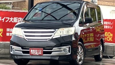 セレナ　ライダー　Jパッケージ　オーテックジャパンによりカスタムされた人気グレード✨　走行中TV・DVD視聴可のSDナビでBluetoothオーディオも接続可能🎵　フロントグリルやアルミホイールなどクロームメッキパーツが多く使われており外装はインパクトあります🤩　内装もマルチセンターシートで中央の席が前後自由自在に動くのでシートアレンジや移動も便利です🙌　🌜大阪店専用HPも要チェック❗carlifegroup.jp で検索🕵️‍♂️　Instagram・Twitter・TikTokも随時更新中❗❗🌛《1年保証付》