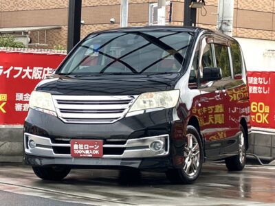 セレナ　ライダー　Jパッケージ　オーテックジャパンによりカスタムされた人気グレード✨　走行中TV・DVD視聴可のSDナビでBluetoothオーディオも接続可能🎵　フロントグリルやアルミホイールなどクロームメッキパーツが多く使われており外装はインパクトあります🤩　内装もマルチセンターシートで中央の席が前後自由自在に動くのでシートアレンジや移動も便利です🙌　🌜大阪店専用HPも要チェック❗carlifegroup.jp で検索🕵️‍♂️　Instagram・Twitter・TikTokも随時更新中❗❗🌛《1年保証付》