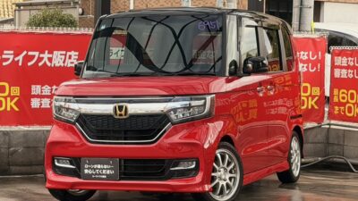 N-BOXカスタム G・Lホンダセンシング 鮮やかなミラノレッドカラー×ブラックのツートンスタイル🌈 レーダークルーズコントロールやレーンキープアシスト、衝突軽減ブレーキなど装備多数✨️ Bluetoothオーディオ接続可能のナビも付いています📱 後席はサンシェードや大人の方もゆったりと座れるスペースで快適です💺 🌜大阪店専用HPも要チェック❗carlifegroup.jp で検索🕵️♂️ Instagram・Twitter・TikTokも随時更新中❗❗🌛《1年保証付》