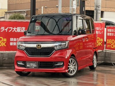 N-BOXカスタム　G・Lホンダセンシング　鮮やかなミラノレッドカラー×ブラックのツートンスタイル🌈　レーダークルーズコントロールやレーンキープアシスト、衝突軽減ブレーキなど装備多数✨️　Bluetoothオーディオ接続可能のナビも付いています📱　後席はサンシェードや大人の方もゆったりと座れるスペースで快適です💺　🌜大阪店専用HPも要チェック❗carlifegroup.jp で検索🕵️‍♂️　Instagram・Twitter・TikTokも随時更新中❗❗🌛《1年保証付》