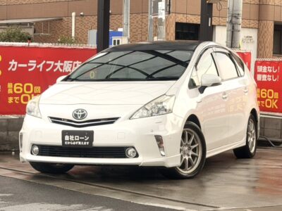 プリウスα　Gツーリングセレクション　スカイライトパッケージ　開放感抜群のツインガラスルーフが装備された希少グレード⛅　3列シート7人乗りtypeで人数も乗れます💺　障害物センサーやバックカメラ、ドライブレコーダーなど安心な装備も搭載🤗　外装はルーフがブラックになっており一味違うアクセントになっています✨　🌜大阪店専用HPも要チェック❗carlifegroup.jp で検索🕵️‍♂️　Instagram・Twitter・TikTokも随時更新中❗❗🌛《1年保証付》