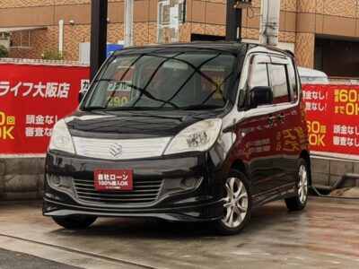 ソリオ　X　月々1万円台～乗れるお気軽コンパクトカー🚗　軽自動車では少し小さいけど大きい車は必要ないといった方にはベストなサイズです✨　左側パワースライドドアで乗り降りも便利👌　バックカメラも付いているので駐停車も安心ですね📷　🌜大阪店専用HPも要チェック❗carlifegroup.jp で検索🕵️‍♂️　Instagram・Twitter・TikTokも随時更新中❗❗🌛《1年保証付》