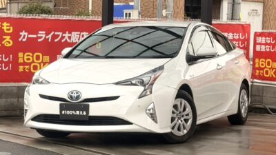 プリウス　S　ハイブリッドの王道でガソリン代が節約できる✌️　プリウス特有の未来感＆明るい車内✨　安全装備付きで安心してお出掛けで可能🎵　分かりやすいハイブリッド表示エコ運転が目で見て分かるので、運転が楽しく燃費も伸びやすい✌️💫　🌜大阪店専用HPも要チェック❗carlifegroup.jp で検索🕵️‍♂️　Instagram・Twitter・TikTokも随時更新中❗❗🌛《1年保証付》
