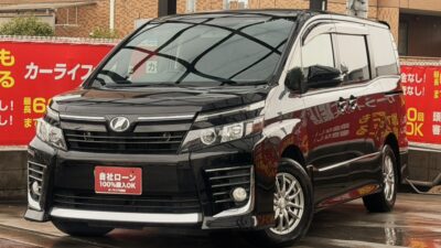 ヴォクシー　ZS　ワンオーナー　専用フロントフェンダーなどエアロ仕様の【ZS】グレードで存在感と重厚感のあるビジュアル⚡　Bluetoothオーディオも接続可能の純正SDナビ💿　左右独立で温度調整可能のデュアルエアコン🍃　両側パワースライドドアや後席はキャプテンシート、サンシェードなど装備も充実👌　🌜大阪店専用HPも要チェック❗carlifegroup.jp で検索🕵️‍♂️　Instagram・Twitter・TikTokも随時更新中❗❗🌛《1年保証付》