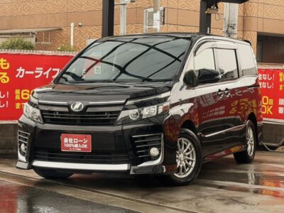 ヴォクシー　ZS　ワンオーナー　専用フロントフェンダーなどエアロ仕様の【ZS】グレードで存在感と重厚感のあるビジュアル⚡　Bluetoothオーディオも接続可能の純正SDナビ💿　左右独立で温度調整可能のデュアルエアコン🍃　両側パワースライドドアや後席はキャプテンシート、サンシェードなど装備も充実👌　🌜大阪店専用HPも要チェック❗carlifegroup.jp で検索🕵️‍♂️　Instagram・Twitter・TikTokも随時更新中❗❗🌛《1年保証付》